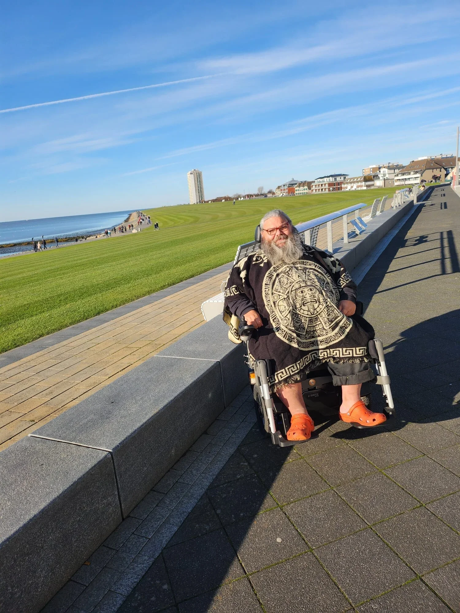 Markus am Deich in Büsum mit XXL-Elektrorollstuhl